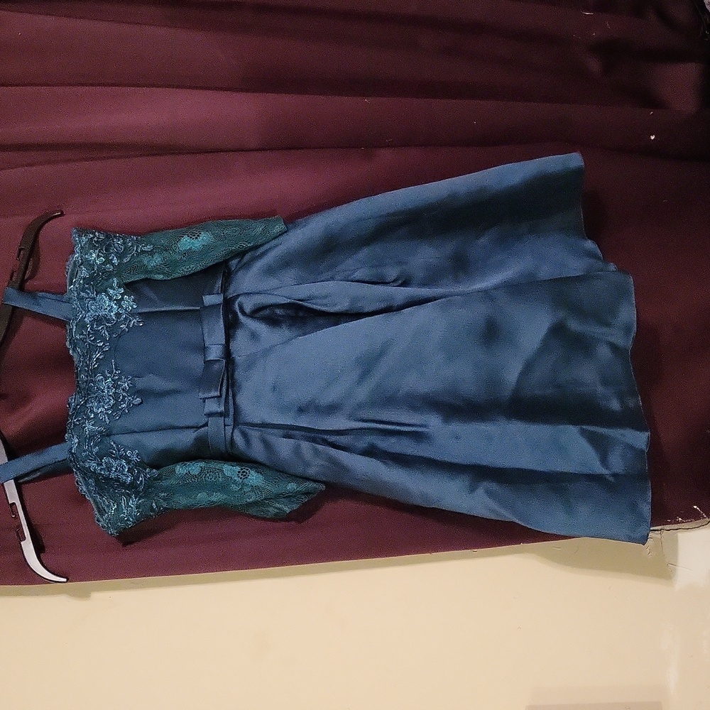 Little girls Christmas cocktail dress size 5-6 EMERALD GREEN.  Brand new